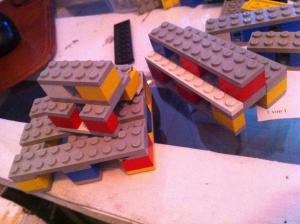 Lego-Modell: halbe Palettenbank auf Palette, Voll-Palettenbank daneben