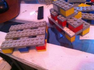 Lego-Modell: Palette, und gestapelte Voll- und Halbpalettenbank daneben