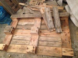 Ausgesägte Bretter und entfernte Holzreste auf den Abstandhaltern der Tischplatten-Palette