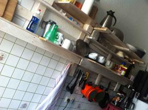 Endergebnis: recht wasserfestes Küchenregal aus EInwegpaletten