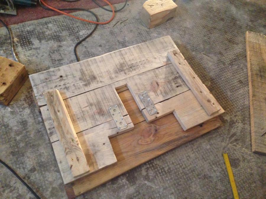 Badezimmerschrank: Waschbecken-Unterschrank aus Palettenholz