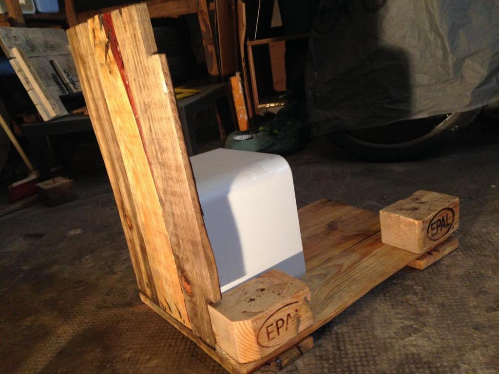 Badezimmerschrank: Waschbecken-Unterschrank aus Palettenholz