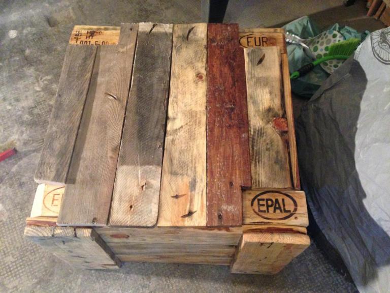 Badezimmerschrank: Waschbecken-Unterschrank aus Palettenholz