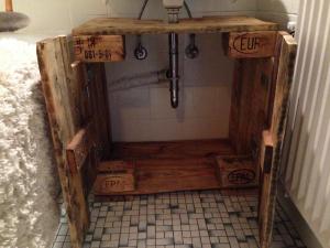 Waschbecken-Unterschrank, geöffnet, Palettenholz