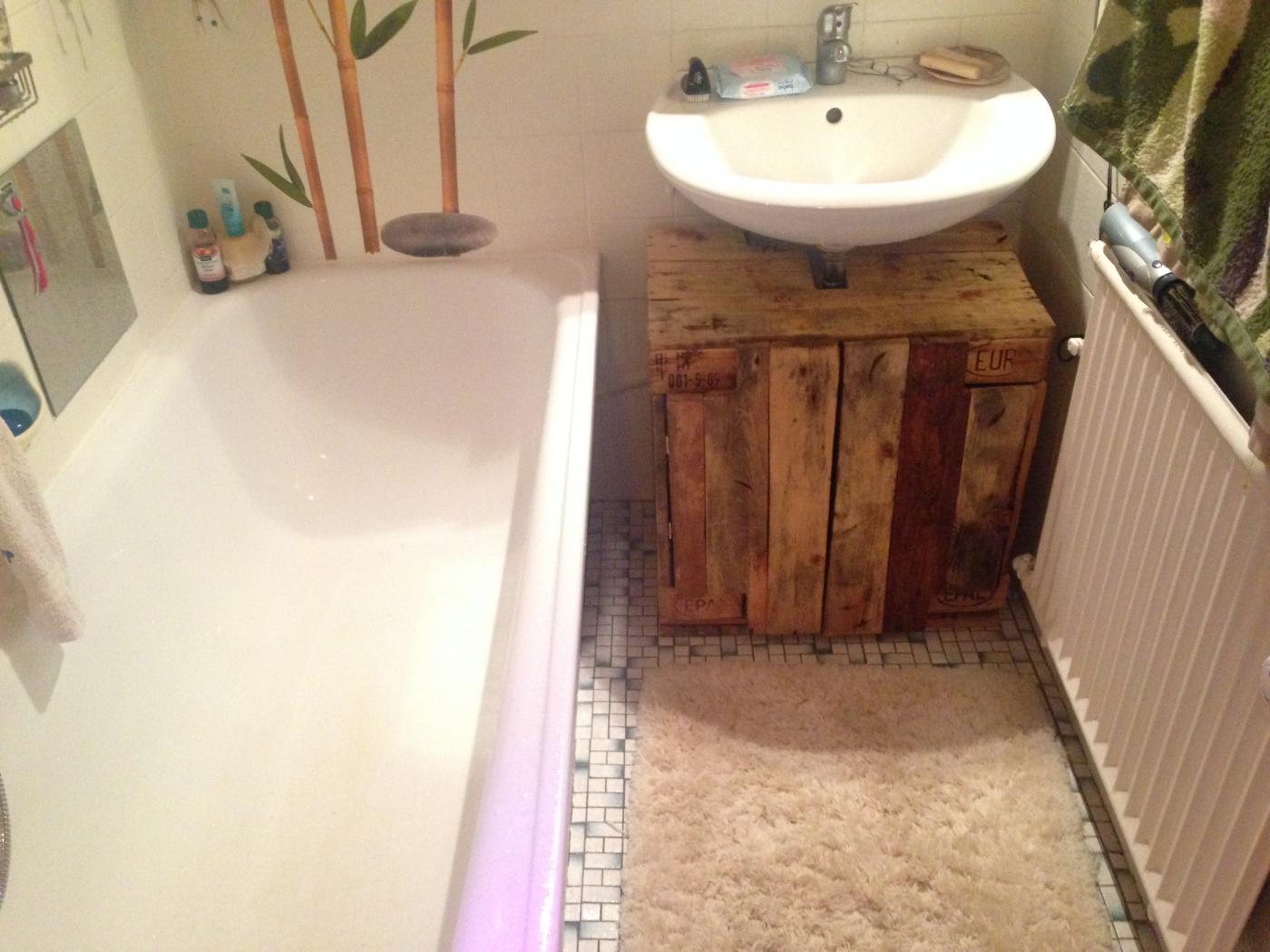 Badezimmerschrank: Waschbecken-Unterschrank aus Palettenholz