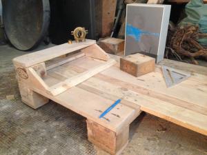 Schreibtisch-Schaltpult, und erste Tischfläche