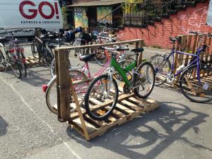 Fahrradständer aus Einwegpaletten, temporär, Utopiastadt