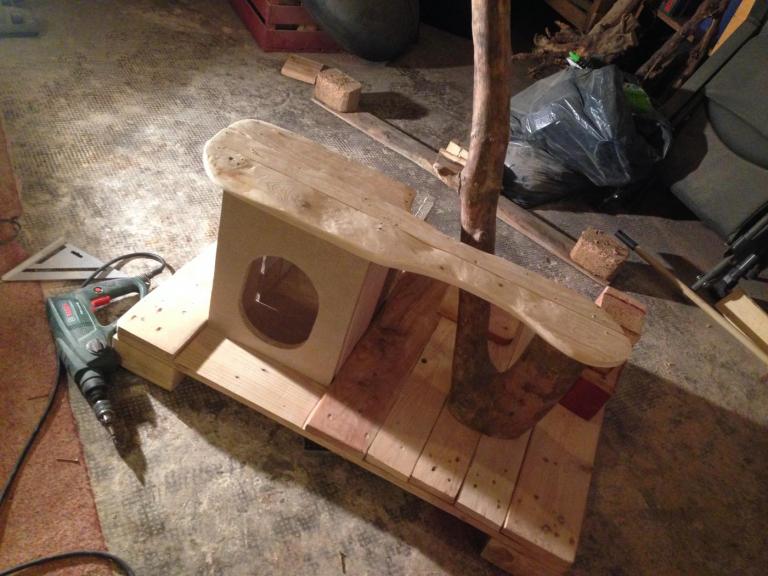 Katzenkratzbaum und Katzenhütte aus Palettenholz, Borkenkäferästen